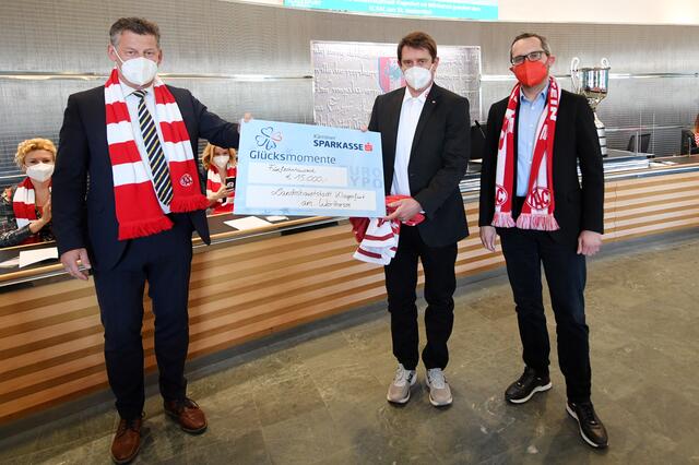 Bürgermeister Christian Scheider, Sportreferent Stadtrat Mag. Franz Petritz und die Mitglieder des Stadtsenates gratulierten dem EC-KAC zum 32. Meistertitel.