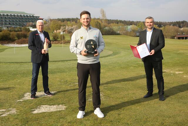 Golfprofi Bernd Wiesberger wurde als "Sportler des Jahres 2019" geehrt: Sportpool Burgenland-Obmann Anton Pinezich, Bernd Wiesberger und LR Heinrich Dorner | Foto: Landesmedienservice/Fercsak