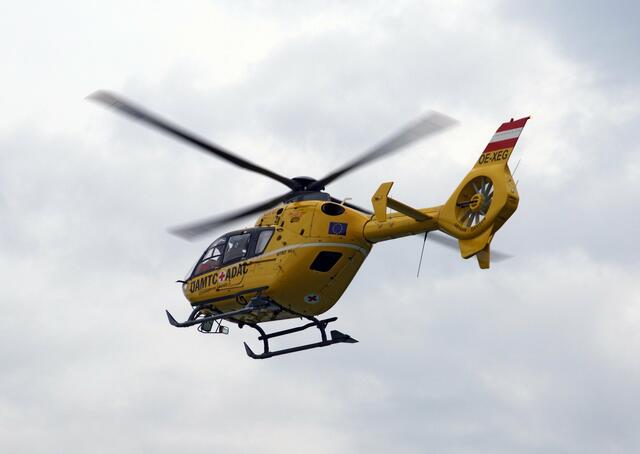 Der Notarzthubschrauber rettete den Mann mit einem Tau.  | Foto: ÖAMTC (Symbolfoto)