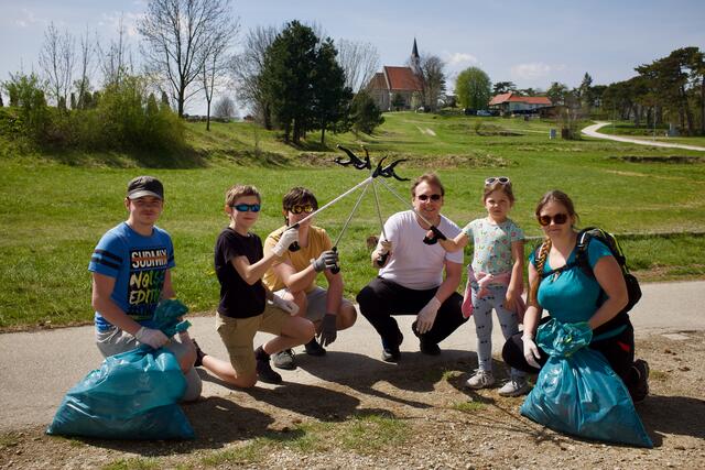 Alfred und Barbara Bitriol mit ihren Ralph (15), Erik (14), Jörg (11) und Julia (6) mit einem Teil der Ausbeute vom Müllsammeln.