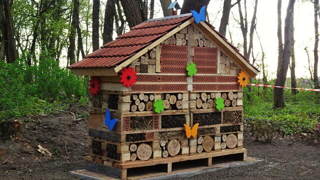 Ein weiteres großes Insektenhotel wurde im Schlosspark Pottendorf errichtet! ...