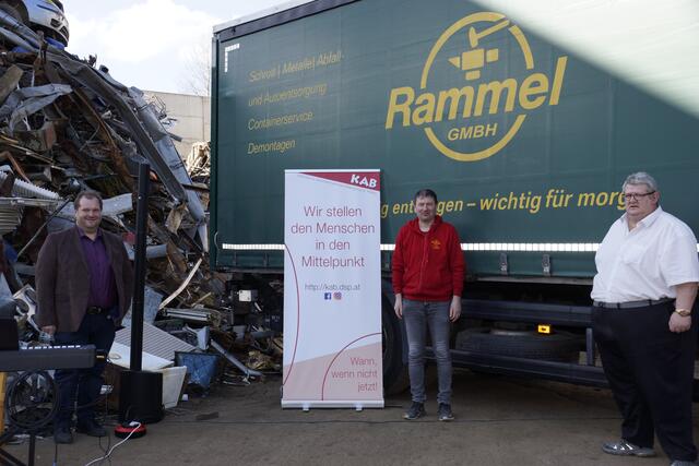 v.l. Christian Haslauer von der KAB St. Pölten, Firmenchef Alexander Rammel und Peter Preissl von der Betriebsseelsorge oberers Waldviertel | Foto: Mürwald