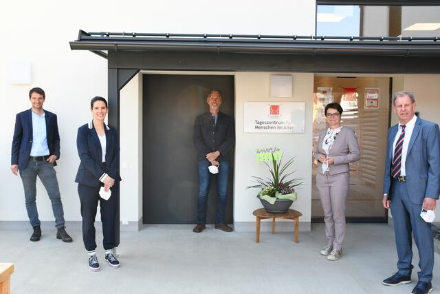 Jürgen Rotschnig und Heike Thamm, Gebäudeeigentümervertreter, GF autArK Andreas Jesse, LHStv.in Beate Prettner und Bürgermeister Harald Tellian (von links).
 | Foto: Büro LHStv.in Prettner