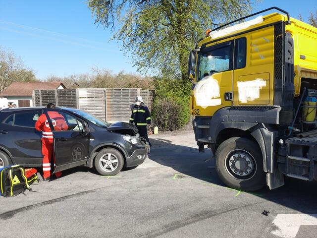 Ein Auto und ein Lastwagen krachten zusammen. | Foto: FF Münsteuer