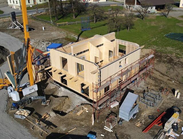 Durch die Vorfertigung der Bauteile im Werk gestaltet sich die Montagezeit sehr kurz und somit wirtschaftlich. | Foto: Hans Jost