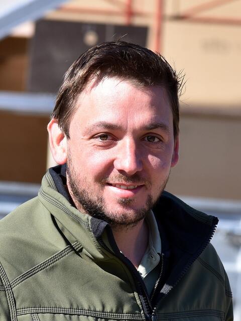 Baumeister Stefan Schabus bereitet den Unterbau mit den Stahlbeton-Fundemant-Platten vor | Foto: Hans Jost