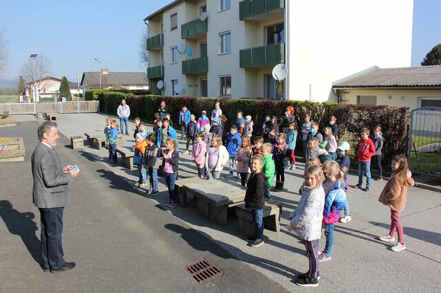 Bgm. Engelbert Huber präsentierte den druckfrischen Schulwegplan vor der Volksschule | Foto: Wutte