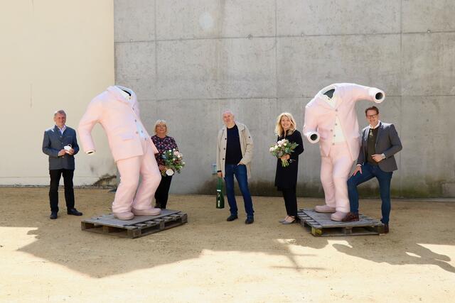 Erwin Wurm-Schau in Hartberg: Bgm. Marcus Martschitsch (r.) dankte Rita Schreiner, Hans Weigand, Sieglinde Tunner und Reinhold Glehr. | Foto: Alfred Mayer