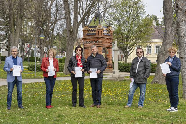 Stadtrat Josef Schimmer, Ilse Goisauf, Hermine Eidelpes, Obmann Herbert Eidelpes, Reinhard Kitzler, Bernadette Prinz mit den begehrten Impftickets bei der Impfstraße Mistelbach. | Foto: Josef Schimmer
