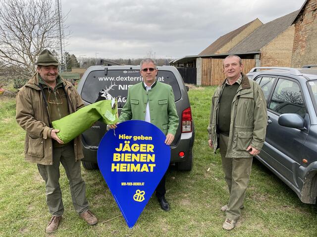 Bezirksjägermeister Christian Oberenzer, Direktor Alfred Hiller, Jagdleiter Josef Wiesinger. | Foto: Lagerhaus Weinviertel Ost