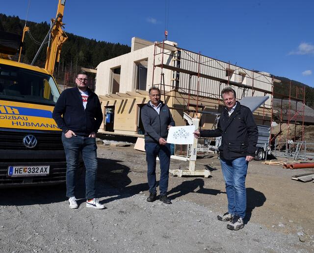 Das erste von insgesamt 13 Häusern steht bereits. Baustellen-Besichtigung durch die beiden Deik-Gesellschafter Dennis Kerssen und Georg Hubmann, mit Bürgermeister Leopold Astner | Foto: Hans Jost