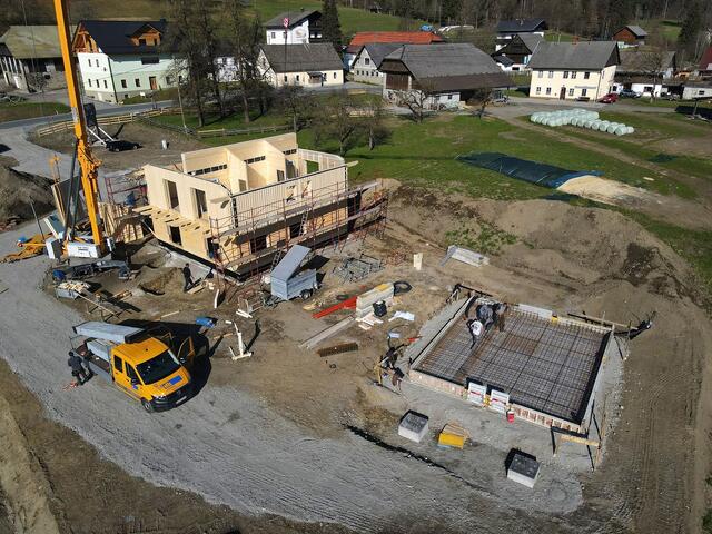 Rechts vom ersten Haus ist bereits die nächste Fundament-Platte im Entstehen | Foto: Hans Jost