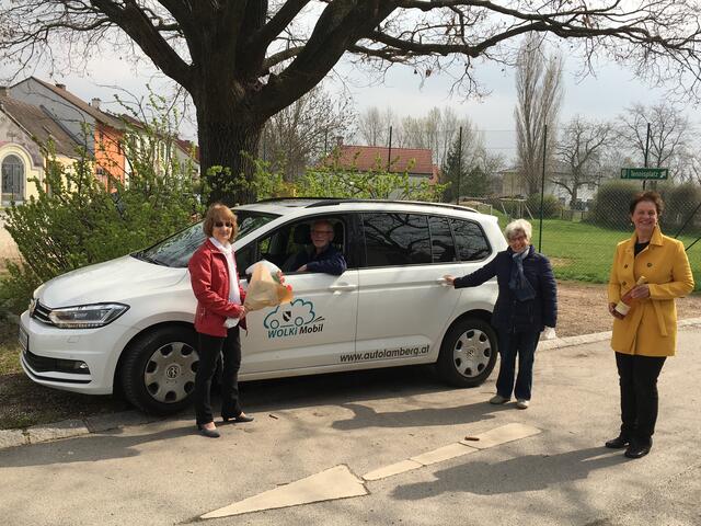 Frau Rosa Kleindienst ist der 25.000ste Fahrgast - Obfrau-Stv. Maria Mauser, Fahrer Erich Dunkel und Obfrau Anni Steindl gratulieren. | Foto: Steindl