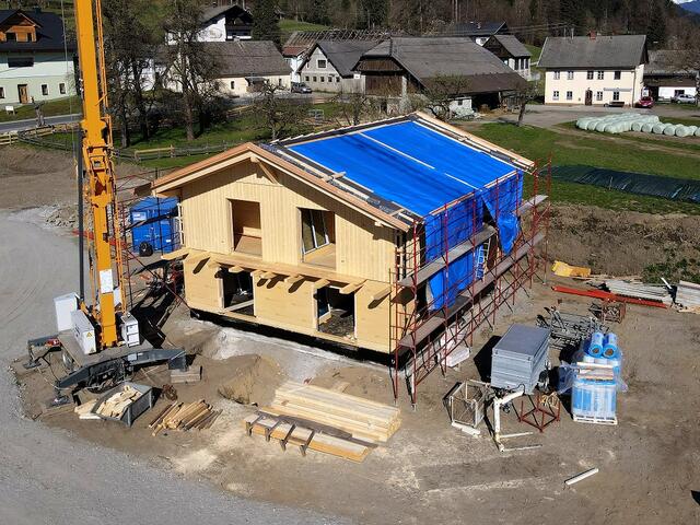 Innerhalb einer Arbeits-Woche wurde auf der Stahlbeton-Fundamentplatte der Firma Schabus der Rohbau des ersten zweigeschossigen Hauses inclusive Dach montiert. | Foto: Hans Jost