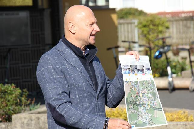 Markus Lippitsch mit dem druckfrischen Schulweg-Plan | Foto: Wutte