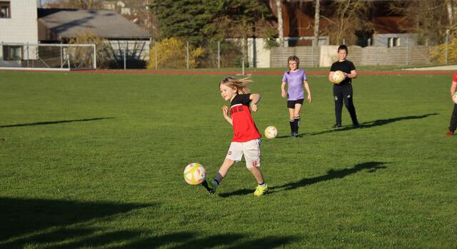 Endlich wieder Kinderlachen am Fußballplatz in Pettenbach. Der Nachwuchs befindet sich seit Ostern wieder in eingeschränktem Trainingsbetrieb. | Foto: Manfred Feichtinger