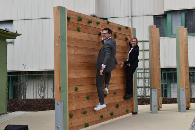 Künftig für die Jüngeren, fand die Kletterwand fand auch bei den Erwachsenen Anklang.