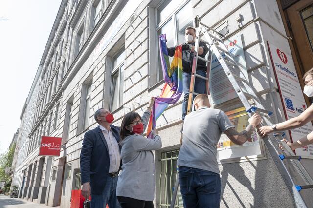 SPÖ-Josefstadt Heinz Vettermann und Kinderfreunde-Vertreterin Michael Müller-Wenzel helfen beim Hissen der Regenbogenfahne. | Foto: SPÖ Josefstadt