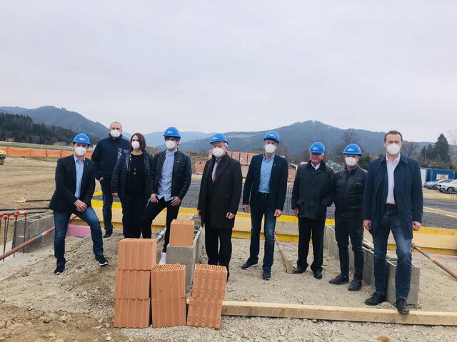 Bürgermeister Manfred Lenger begrüßte seine Kollegen und Vertreter der bauausführenden Firmen zur Grundsteinlegung. | Foto: Verderber