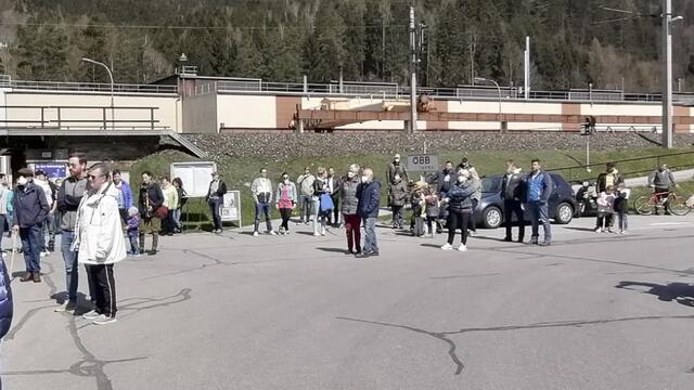 Zahlreiche Bürger versammelten sich am Samstag, um gemeinsam ein Zeichen gegen die Schließung der Bahnhaltestelle Hönigsberg zu setzen.  | Foto: KK