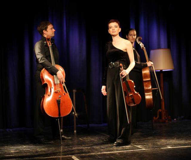 Musikerin Phoebe Violet gab ihre Latin Pop Songs auf der Bühne der Sargfabrik zum Besten. | Foto: Patricia Hillinger