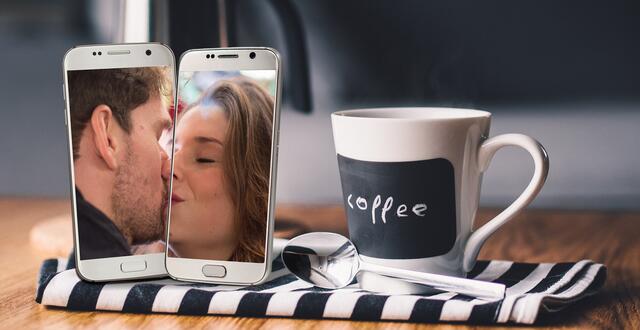 Den ersten gemeinsamen Kaffee trinkt man derzeit online oder outdoor.