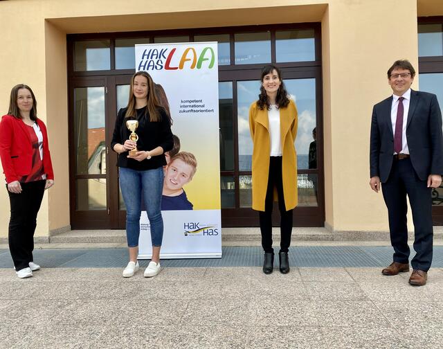 Englisch-Professorin Marion Hansal-Pangratz, Siegerin Vendula Čechmánková, Russisch-Professorin Tina Wimmer, Direktor Christian Rindhauser. | Foto: HAK Laa