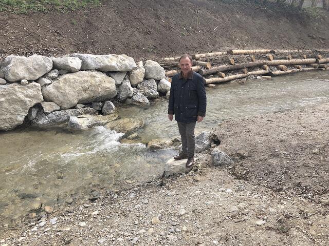Bezirksvorsteher Gerald Bischof präsentiert stolz den Abschnitt des Liesingbaches, der jetzt der Natur zurückgegeben wurde. | Foto: Berger