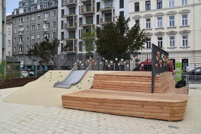 Der ehemalige Luftschutzbunker wurde mit Holz verkleidet und bietet neben einer Hangrutsche auch Platz zum Sitzen.