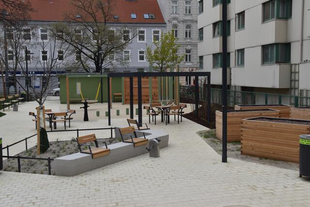 Der Wanda-Lanzer-Park hat neue Spielgeräte, Hochbeete zum Garteln, eine Naschhecke und zahlreiche Sitzgelegenheiten bekommen.