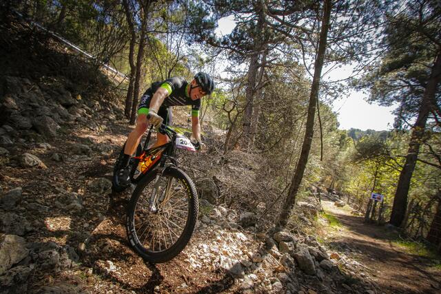 Unterwegs auf den Trails auf der Insel CRES | Foto: Foto: sportograf.com