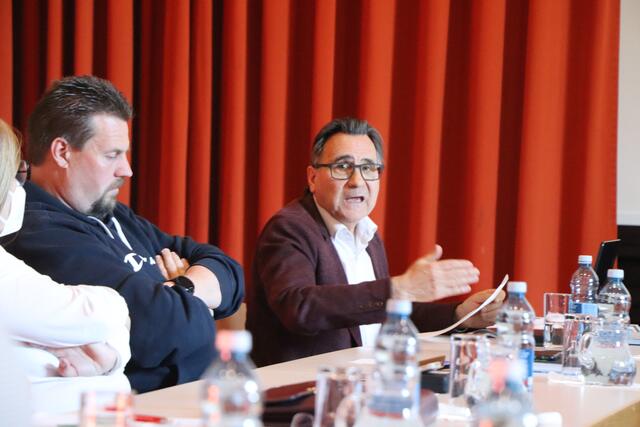 Emotionale Diskussion bei der Schönwieser Gemeinderatssitzung: Bgm. Willi Fink (re.) machte einen Rücktritt vom angekündigten Rücktritt. | Foto: Othmar Kolp