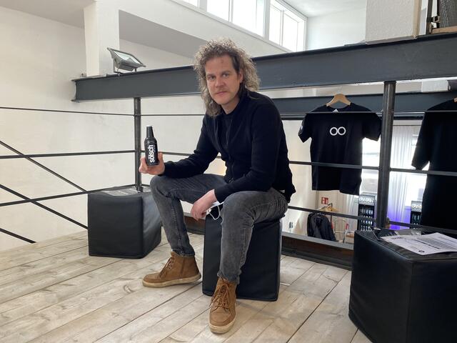 Florian Schmisl mit dem Sölsch. Der Kölner Brauereiverband zeigt sich spaßbefreit und sieht das Kölsch in Gefahr.
