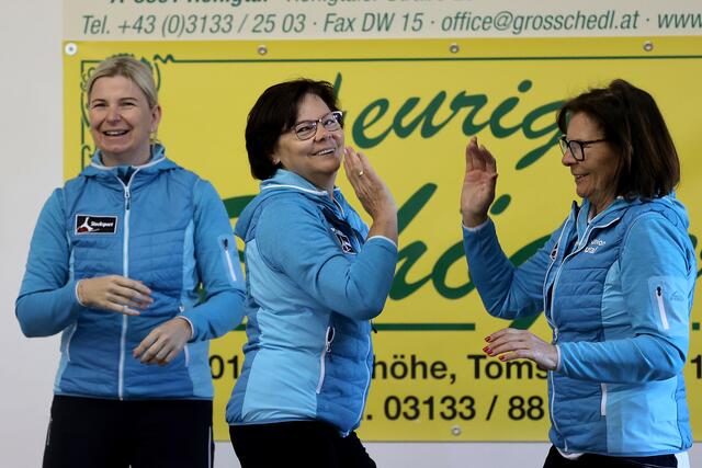 Das ist Autaler Jubel: Hermine Bisail, Rosemarie Lichtenegger, Trixi Karner (v.r.) sowie Barbara Cuno (nicht im Bild) holten ein Remis.