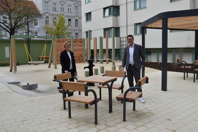 Bezirksvorsteherin Lea Halbwidl und Klimastadtrat Jürgen Czernohorszky freuen sich über den neugestalteten Generationenpark.