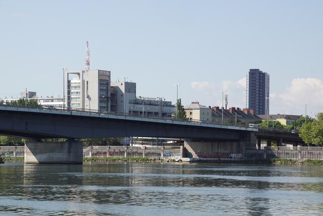 Von 27. bis 30. April wird die Fahrbahn auf der Floridsdorfer Brücke saniert.  | Foto: Alois Fischer