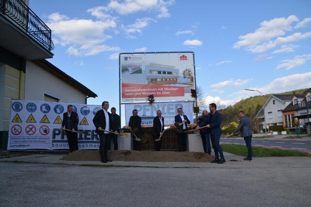 "Glück auf der Baustelle" - Baueinleitung am 23. April. Mit den Umbauarbeiten wird Anfang Mai gestartet. 
Foto: Michael Leidl, Michael Böhm, Arch. Anton Mayerhofer, LR Heinrich Dorner, Bgm. Thomas Hauser, Alfred Kollar, Franz Drescher, Frank Pfnier | Foto: Diewald