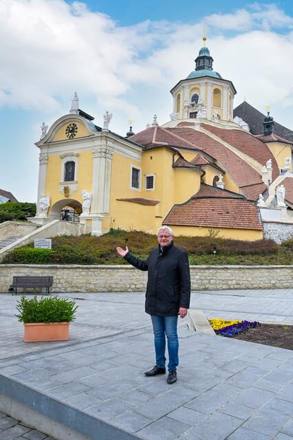 Bürgermeister Thomas Steiner vor der Bergkirche, deren Glocken heute Mittag zum Gedenken läuteten. | Foto: Eisenstadt