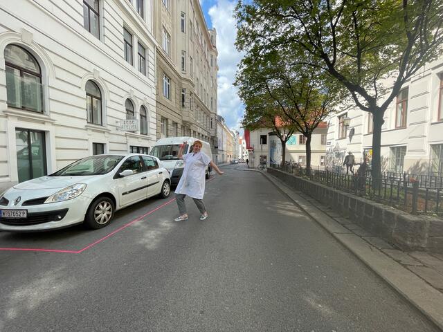 Monika Grußmann tanzt, wo die Grätzeloase entsteht.