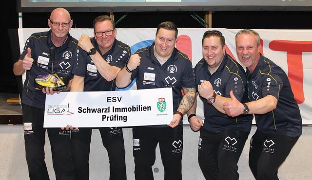 Das Team des ESV Prüfing jubelt. Zweites Spiel in der Bundesliga, zweiter Sieg. Und diesen Samstag kommt Wenigzell zum Steirer-Derby.