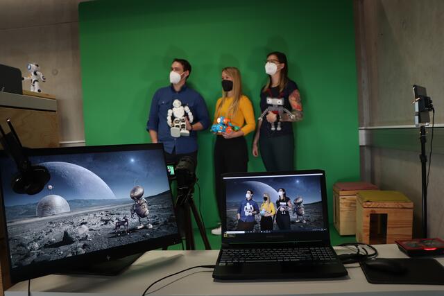 Raphael Zweimüller und Sandra Murauer mit BRS-Redakteurin Lisa Nagl (v.l.) auf einem anderen Planeten. | Foto: Doms/BRS