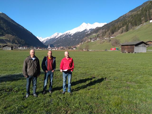 Die Initiatoren der Unterschriftenaktion in Gmoch: Arnold Holzknecht, Martin Stern und Paul Schöpf (v.l.), in den Neustifter Mösern, dem Standort der geplanten Talstation. 
 | Foto: © www.goldsutten.com