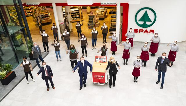 Das Team im neuen SPAR-Supermarkt in Wiener Neustadt: Die Mitarbeiterinnen und Mitarbeiter im neuen SPAR-Supermarkt in Wiener Neustadt freuen sich, unsere Kundinnen und Kunden beraten zu dürfen.