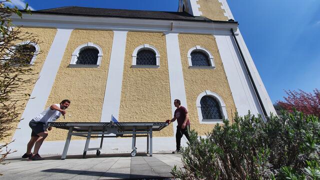 TTE-Spieler vor der Kirche in Ernsthofen: "Wir bemühen uns für die kommende Saison um den Segen von ganz oben." | Foto: Michael Selinger