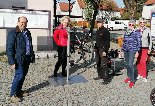 Bürgermeister Klaus Wahlmüller (li.) vor Ort beim Fahrradcheck. | Foto: Marktgemeinde Hörsching