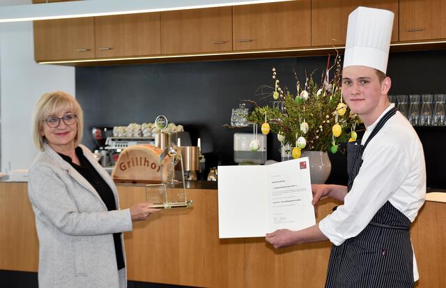 Landesrätin Beate Palfrader gratulierte und überreichte Maximilian Hörtnagl Urkunde und Trophäe.