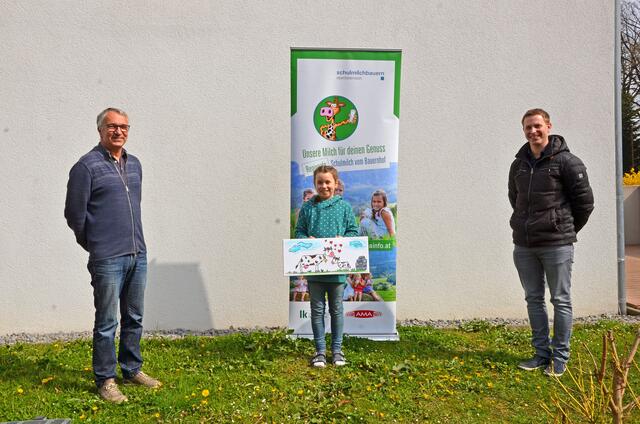 Volksschuldirektor Klaus Tolar, die junge Künstlerin Marlene und Schulmilchlieferant Richard Hinterberger.
