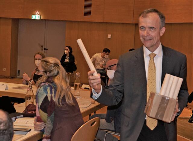 Notar Claus Spruzina verteilte Staffelstäbe als Symbol für einen "Wettlauf der Ideen". | Foto: Josef Wind
