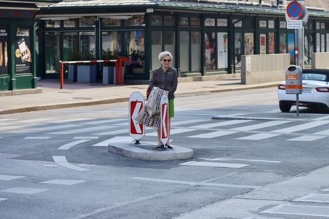 ÖVP-Bezirksrätin Maria Blazej freut sich über die Umsetzung und Verkleinerung der Verkehrsinsel beim Getreidemarkt. | Foto: ÖVP Mariahilf