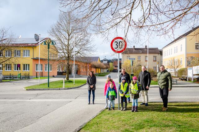 Gemeindevertreter und Kinder bei einem Lokalaugenschein in der neuen 30er-Zone vor der Volksschule Windhaag bei Perg. | Foto: Gemeinde
